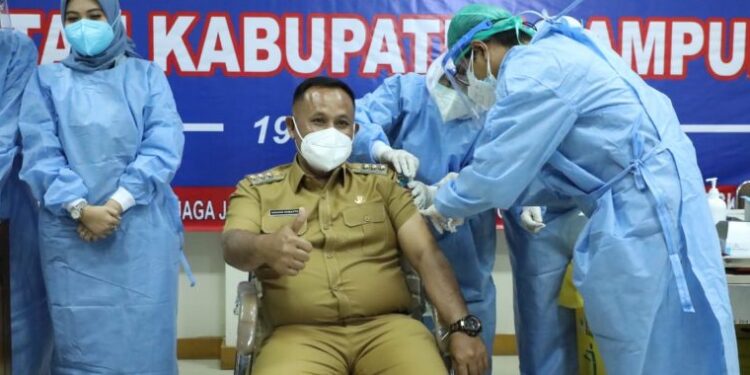 Nanang Ermanto Jalani Vaksinasi Covid-19 Kedua di RSUD Bob Bazar