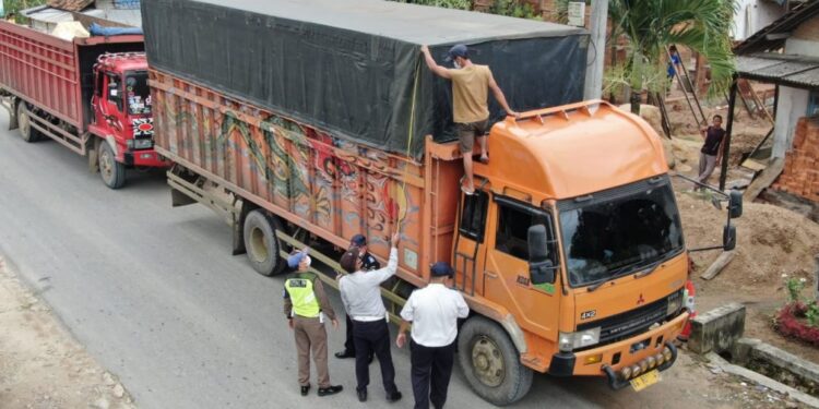 Tekan Kerusakan Jalan, Pemkab Lamsel Lakukan Pembinaan Kendaraan Overload dan Overdimention