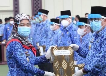 Terima SK Gubernur, Sekda Thamrin Jabat Plh Bupati Lampung Selatan