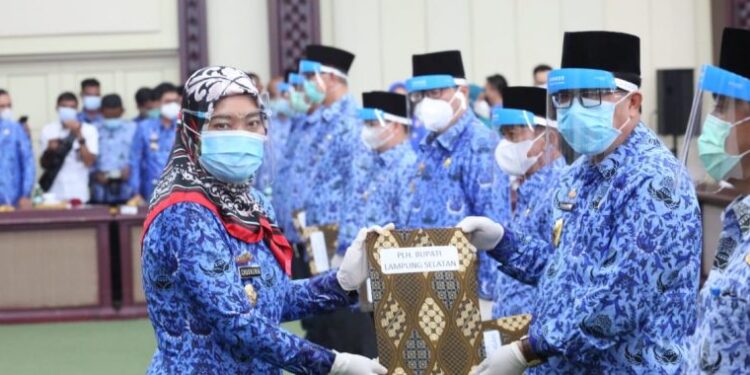 Terima SK Gubernur, Sekda Thamrin Jabat Plh Bupati Lampung Selatan