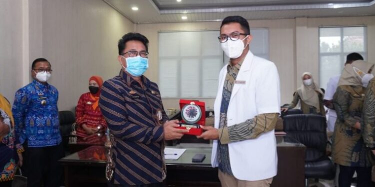 Plh Bupati Lampung Selatan Lepas-Terima Peserta Program Internsip Dokter Indonesia