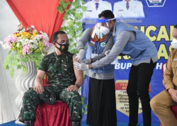 Dandim 1509/Labuha Bersama Forkopimda Halsel Resmi di Vaksinasi Covid-19 Perdana