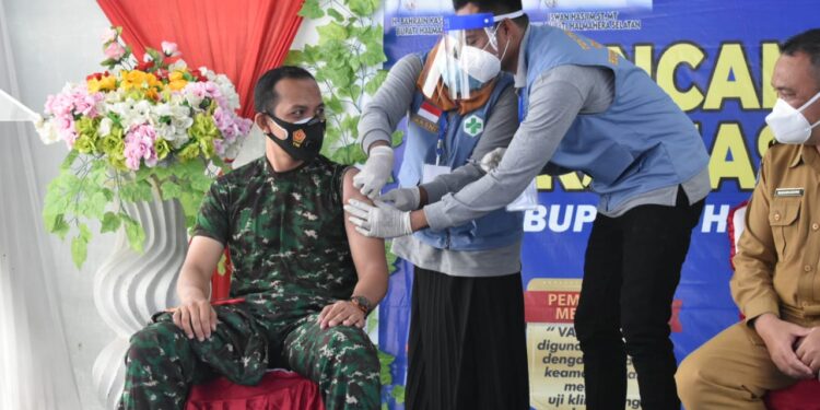 Dandim 1509/Labuha Bersama Forkopimda Halsel Resmi di Vaksinasi Covid-19 Perdana