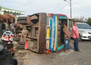 Bis Umum Terbalik Di Kawasan Buluh Pancur Tanah Karo