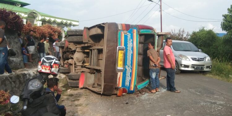 Bis Umum Terbalik Di Kawasan Buluh Pancur Tanah Karo