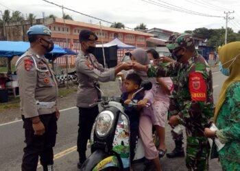 Dukung Program Prioritas Kapolri, Polsek Kalukku Bagikan 1.500 Masker Dan Puluhan Jenis Sembako