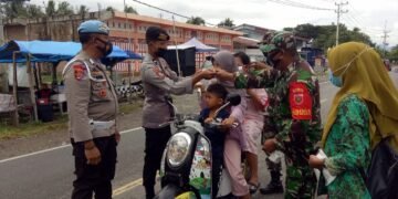 Dukung Program Prioritas Kapolri, Polsek Kalukku Bagikan 1.500 Masker Dan Puluhan Jenis Sembako