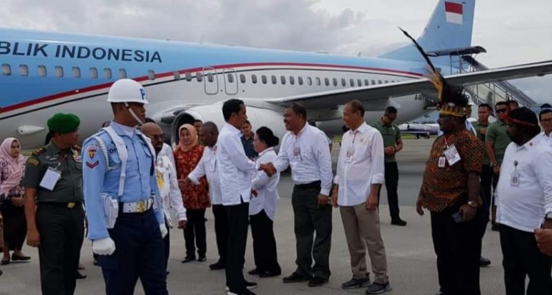 Ketua Dewan Penanggungjawab relawan DJM 1 Kali Lagi Sudiarto SH MH saat menyambut Jokowi di Papua
