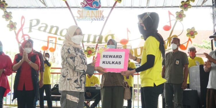 Gelar Bakti Sosial, Winarni Hadiri Anniversary Slanik Water Park Ke-5