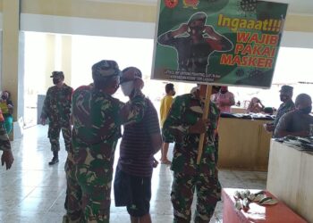 Cegah Penularan Covid-19, Puluhan Babinsa Koramil 1509-01/Bacan Bagi-bagi Masker di Pasar Modern