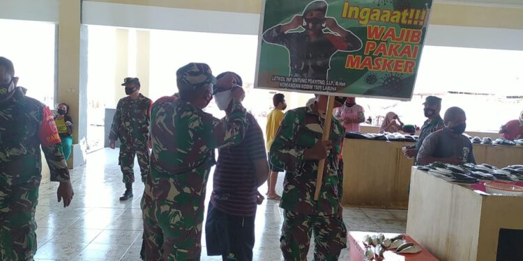 Cegah Penularan Covid-19, Puluhan Babinsa Koramil 1509-01/Bacan Bagi-bagi Masker di Pasar Modern