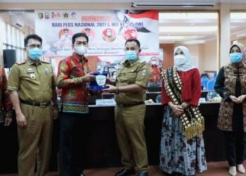 Peringati HPN, Nanang Ermanto Raih Penghargaan Tjindarboemi dari PWI Lampung