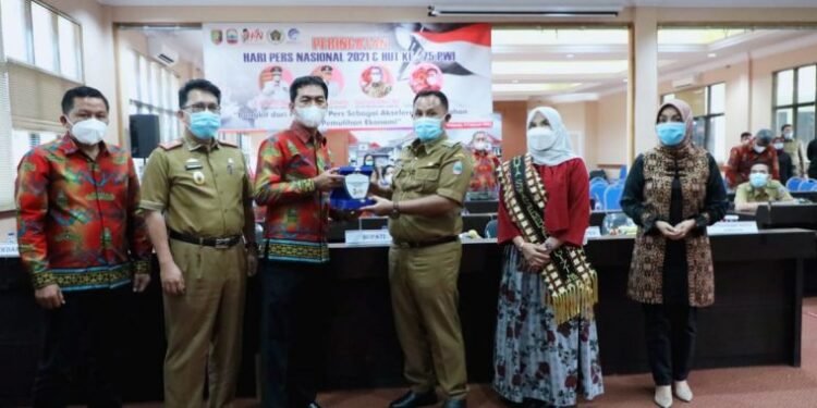 Peringati HPN, Nanang Ermanto Raih Penghargaan Tjindarboemi dari PWI Lampung