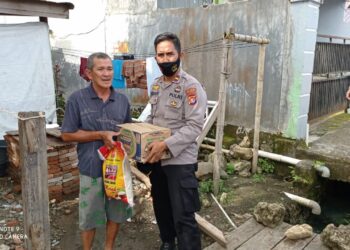 Paur Logistik Polresta Mamuju Bagi Sembako Ringankan Beban Warga Terdampak Pandemi Covid-19