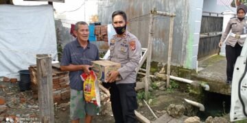 Paur Logistik Polresta Mamuju Bagi Sembako Ringankan Beban Warga Terdampak Pandemi Covid-19