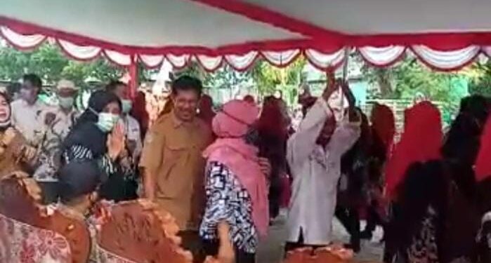 Astaga, Beredar Video Bupati Bahrain Tanpa Masker Joget Bersama Puluhan ASN