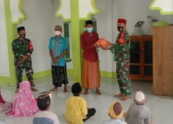 Danramil 1509-05/Kayoa Salurkan Bantuan Alquran dan Syaamil Qur’an ke Sejumlah Masjid, TPA dan TPQ