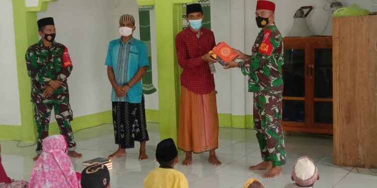 Danramil 1509-05/Kayoa Salurkan Bantuan Alquran dan Syaamil Qur’an ke Sejumlah Masjid, TPA dan TPQ