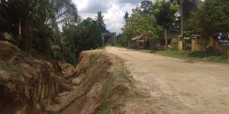 Awas, Galian Parit Sekurity PTPN IV Kebun Laras Dikuatirkan Dapat Menggerus Pondasi Titi Besi
