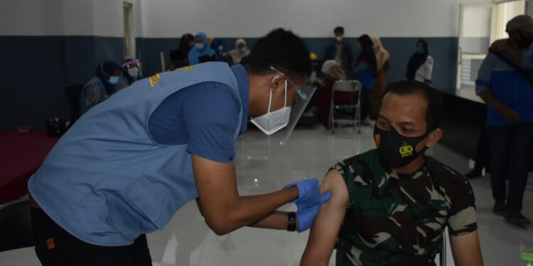 Dandim 1509/Labuha Bersama Forkopimda Halsel Ikuti Vaksinasi Covid-19 Tahap Kedua
