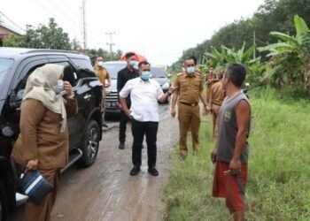 Bupati Nanang Tinjau Jalan Rusak Desa Serdang dan Ajak Masyarakat Setempat Peduli