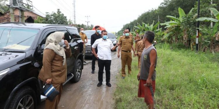 Bupati Nanang Tinjau Jalan Rusak Desa Serdang dan Ajak Masyarakat Setempat Peduli