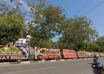Berhasil Rebut Juara Termiskin se-Sumatera, Kantor Gubernur Aceh Dikirimi Papan Bunga Ucapan Selamat