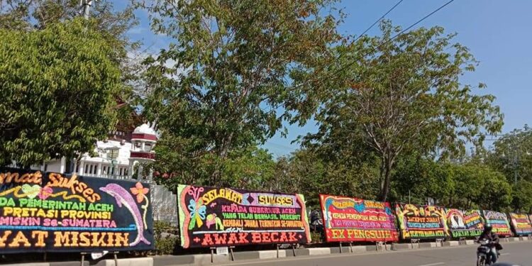 Berhasil Rebut Juara Termiskin se-Sumatera, Kantor Gubernur Aceh Dikirimi Papan Bunga Ucapan Selamat