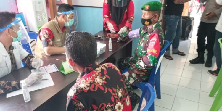 Danramil 1509-05/Kayoa Bersama Forkopimcam Ikuti Pencanangan Dan Vaksinasi Covid-19