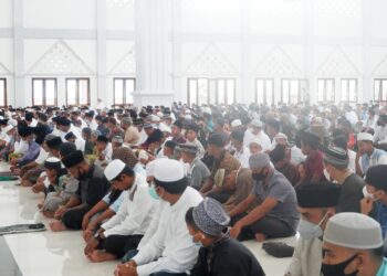 Kakan Kemenag Bersama Jajaran Pemkab Halsel Sholat Jum’at Perdana Di Masjid Agung Al-Khairaat