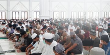 Kakan Kemenag Bersama Jajaran Pemkab Halsel Sholat Jum’at Perdana Di Masjid Agung Al-Khairaat