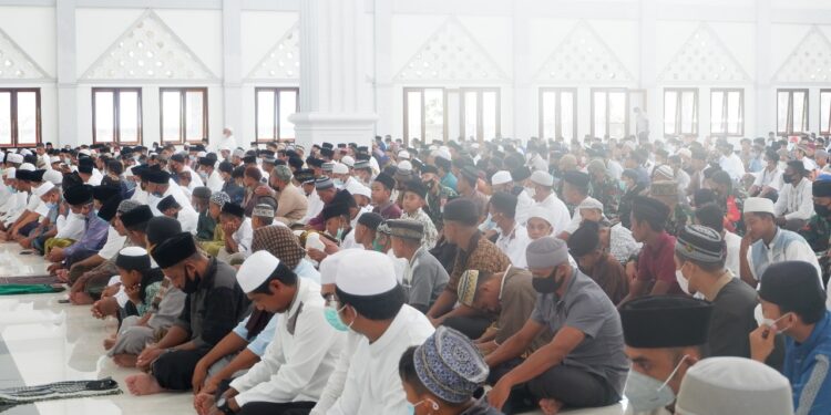 Kakan Kemenag Bersama Jajaran Pemkab Halsel Sholat Jum’at Perdana Di Masjid Agung Al-Khairaat