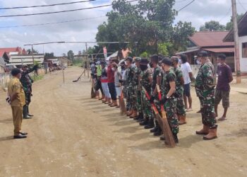Cegah Wabah Diare dan Muntaber, Babinsa Bersama Masyarakat Kerja Bakti Bersihkan lingkungan