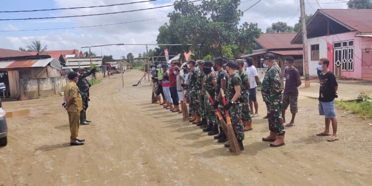 Cegah Wabah Diare dan Muntaber, Babinsa Bersama Masyarakat Kerja Bakti Bersihkan lingkungan