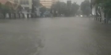 Kota Semarang Banjir, Pertokoan dan Perkantoran Tergenang