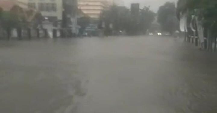 Kota Semarang Banjir, Pertokoan dan Perkantoran Tergenang