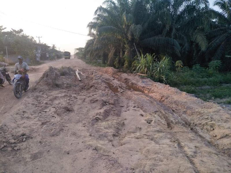 Inilah kondisi ruas jalan Lintas Pesisir Kubu di Kabupaten Rokan Hilir (Rohil) Propinsi Riau, rusak parah dan sangat memprihatinkan
