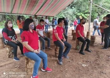 Camat Langowan Selatan Sulap Tempat Sampah Desa Manembo Jadi Bersih dan Indah