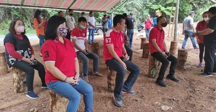 Camat Langowan Selatan Sulap Tempat Sampah Desa Manembo Jadi Bersih dan Indah