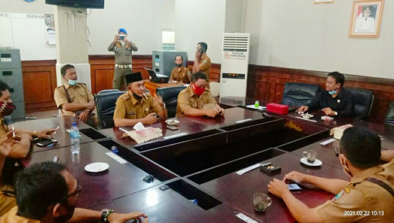 Tampak Puluhan Kepala Desa mendatangi kantor DPRD Lampung Selatan