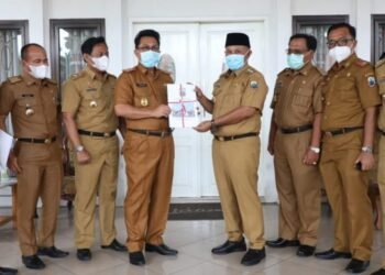 Plh Bupati Lamsel Serahkan Nota Pelaksana Tugas Kepada Bupati Terpilih Nanang Ermanto