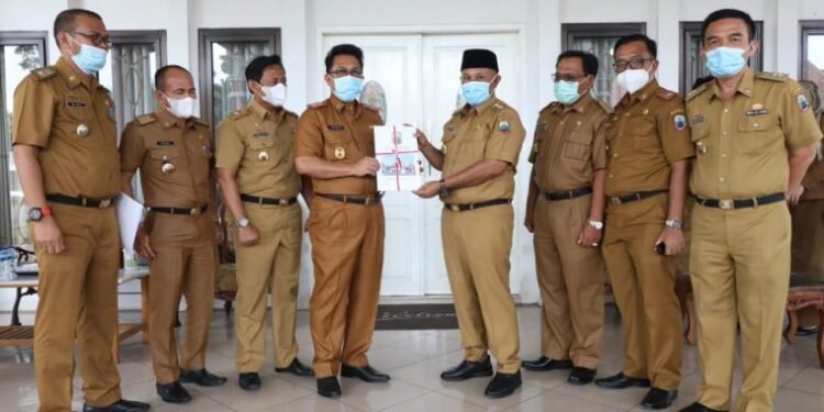 Plh Bupati Lamsel Serahkan Nota Pelaksana Tugas Kepada Bupati Terpilih Nanang Ermanto