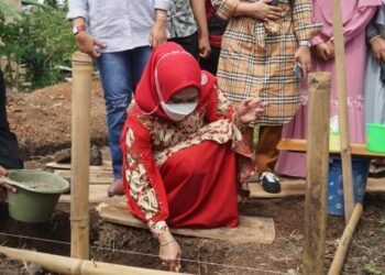 Winarni Letakkan Batu Pertama Pembangunan Gedung Pendidikan Alim Nur Rohman