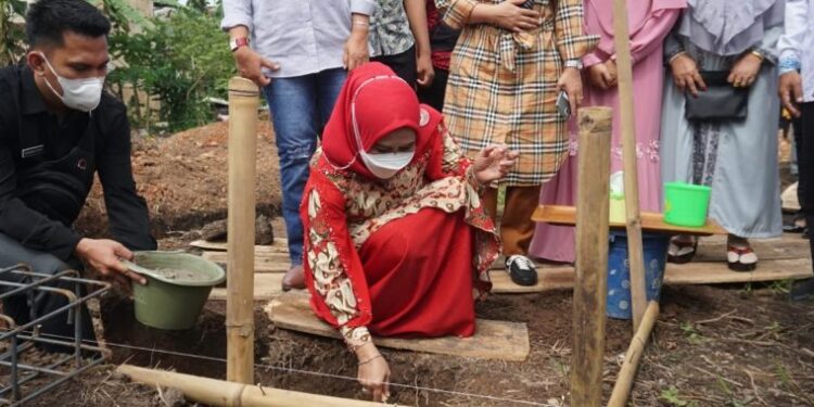 Winarni Letakkan Batu Pertama Pembangunan Gedung Pendidikan Alim Nur Rohman