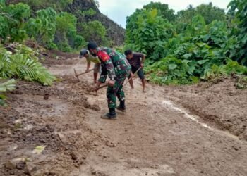 Babinsa dan Masyarakat Bergerak Cepat Bersihkan Tanah Longsor yang Sempat Memutus Akses Darat di Dua Kecamatan