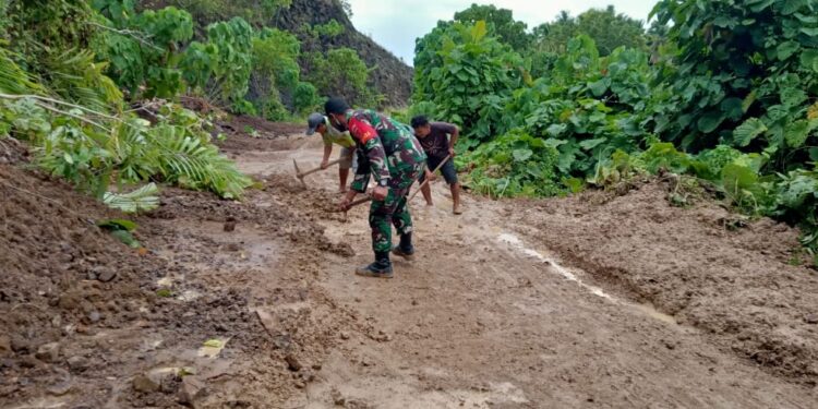Babinsa dan Masyarakat Bergerak Cepat Bersihkan Tanah Longsor yang Sempat Memutus Akses Darat di Dua Kecamatan