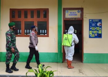 Sat Brimob Polda Aceh Peduli, Adakan Penyemprotan Disinfektan di SMKN 4 Bener Meriah