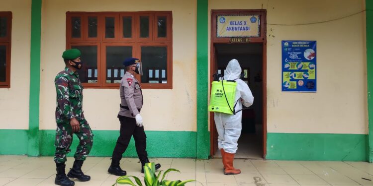 Sat Brimob Polda Aceh Peduli, Adakan Penyemprotan Disinfektan di SMKN 4 Bener Meriah