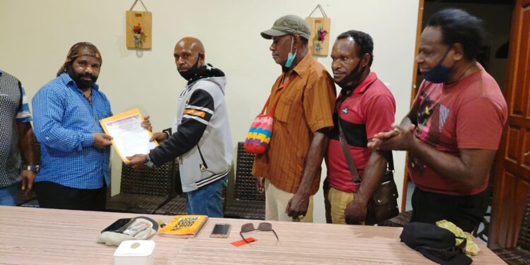 Suku Lemasa dan Lemasko Serahkan Kuasa Pengurusan Besi Scrab Eks Freeport Kepada Ketua LMA Papua