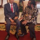 Dr Lenis Kogoya MHum bersama Presiden Jokowi di Istana Negara